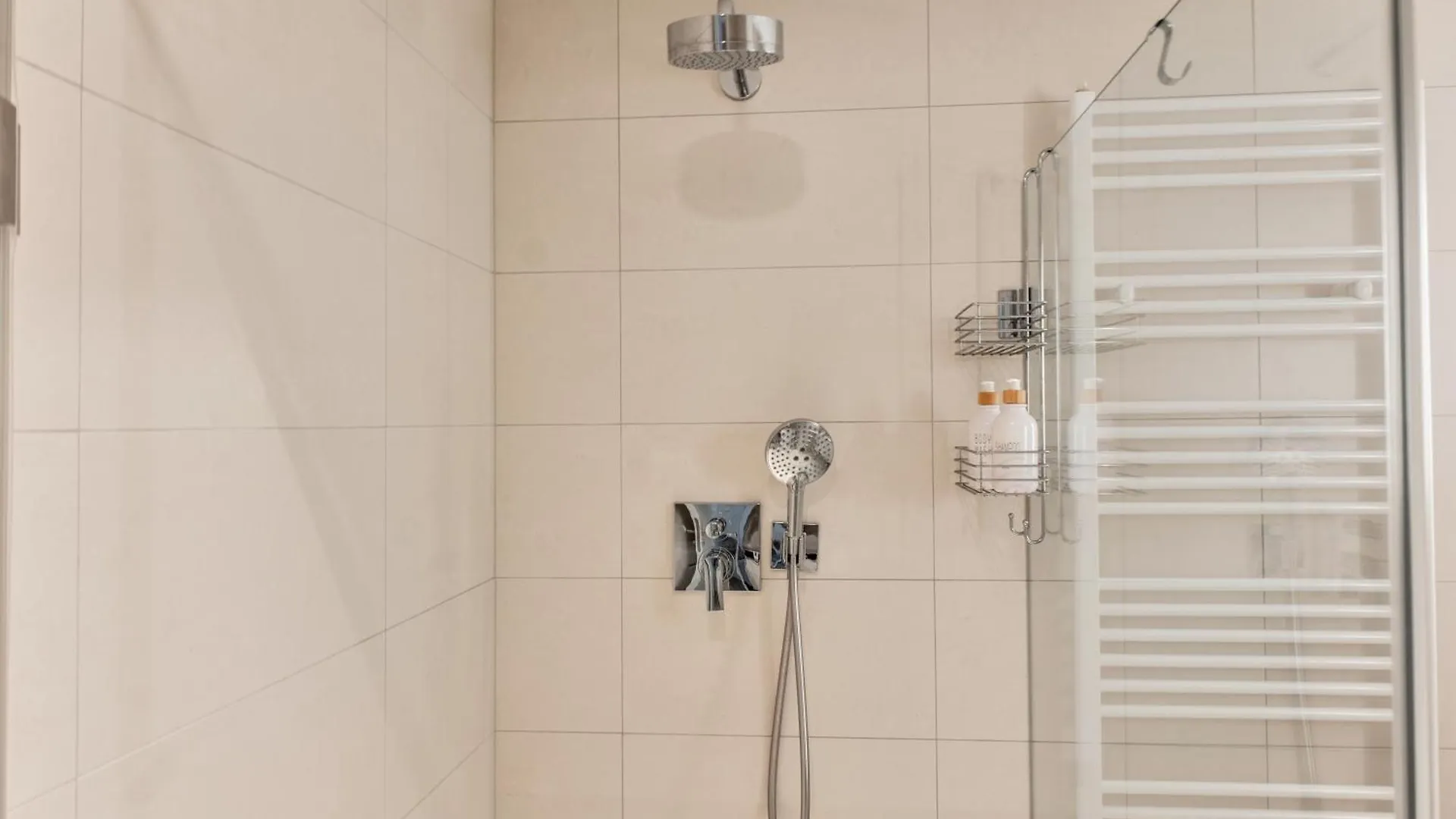 Long Term Stay I 7 Minutes To Inner City I At Metro Vienna Apartment